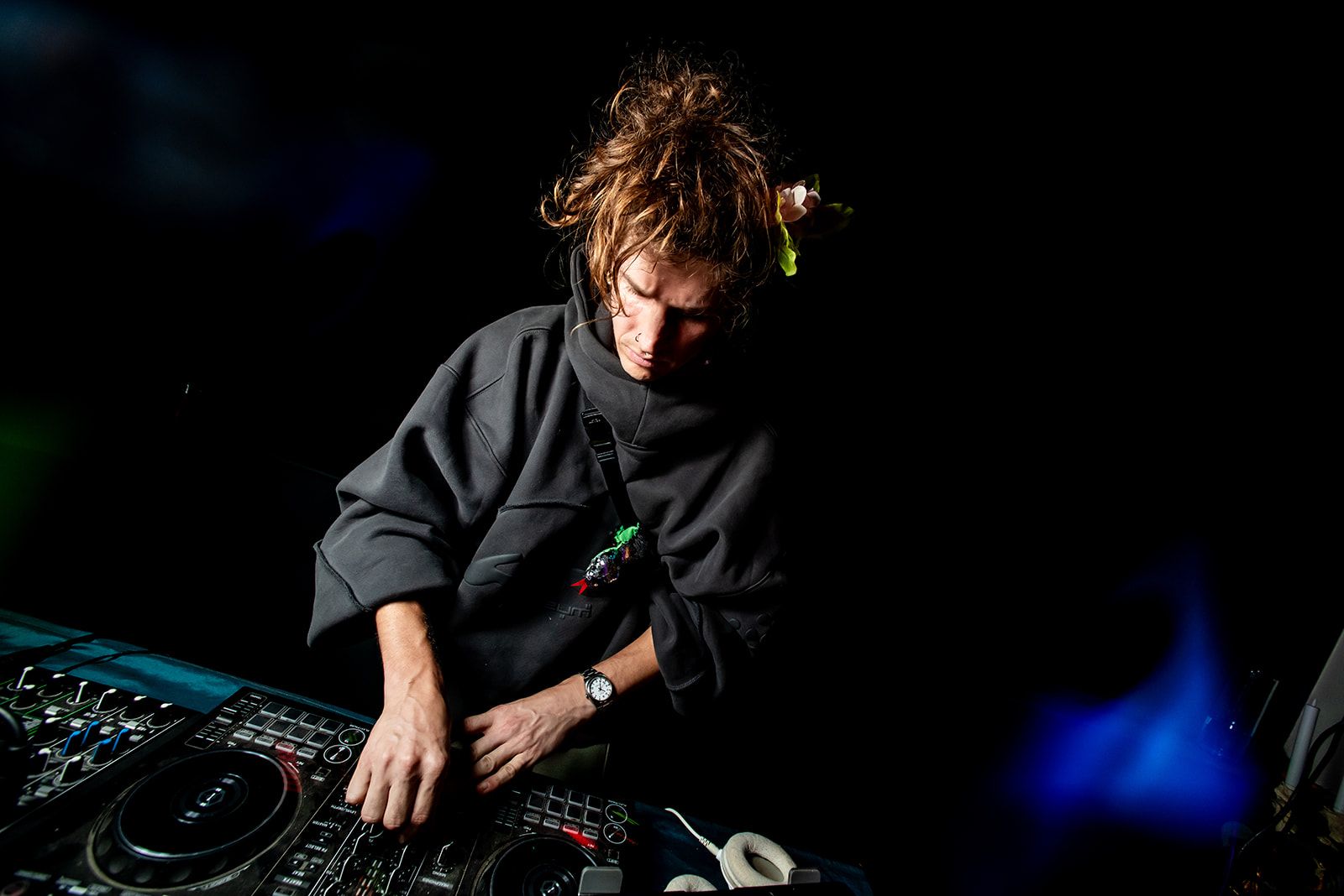 SNUGG performing